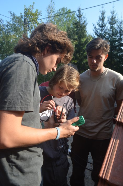 Solarworkshop mit jungen Leuten (Foto: H. Petzold)