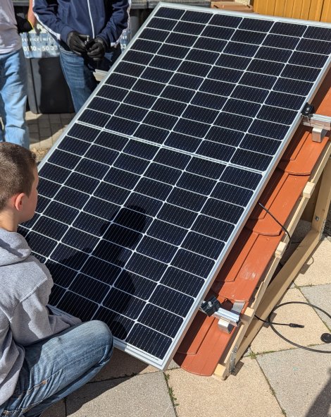 Jugendliche bei einem Solarworkshop (Foto: T. Arendt)
