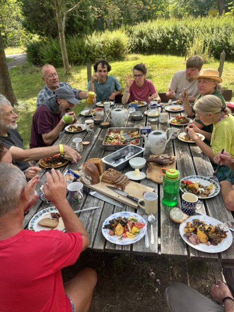 Gemeinsam essen (Foto: J. Pollakis)