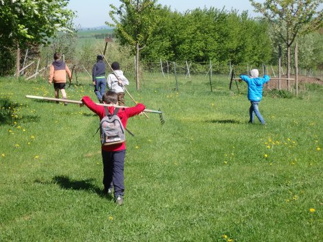 Kinder nach dem Arbeitseinsatz (Foto: F. Eichler)