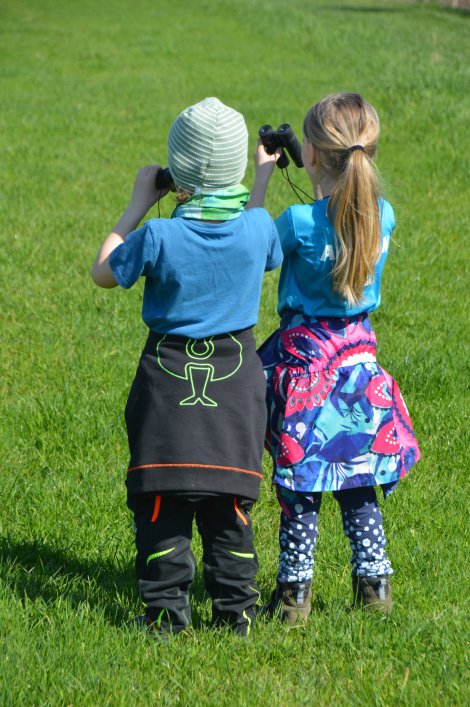 JuNa Vogelbeobachtung mit Fernglas (Foto: S. Barnewitz)