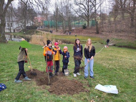 Baumpflanzung mit Kindern in Freital 2025 (Foto: L. Vogt)