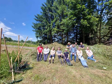 Freiwillige nach dem Wieseneinsatz (Foto: S. Barnewitz)