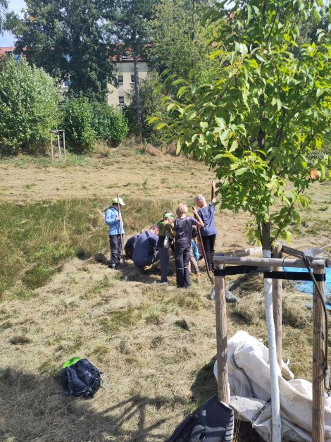 Kinder beim Arbeitseinsatz (Foto: L. Vogt)