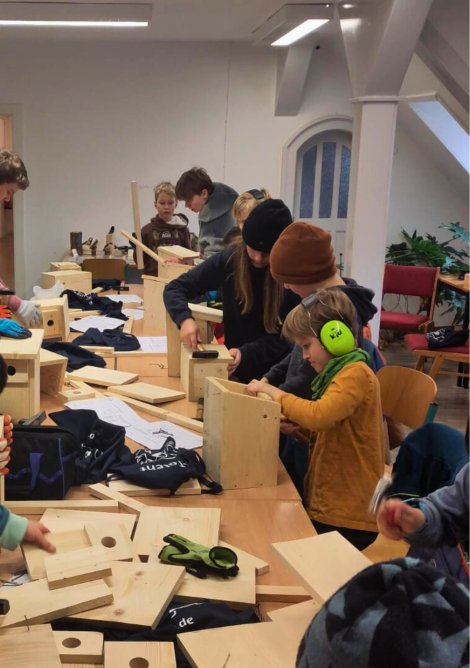 Kinder beim Nistkastenbau (Foto: S. Barnewitz)