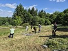 ...mit Zug-Planen wird das Gras weggeschafft (Foto: S. Klingner)