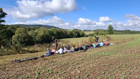 Eine Klasse bei der Umweltbildung an einem osterzgebirgischen Steinrücken (Foto: S. Heinz)