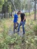 Teilnehmende beim Entsorgen eines alten Wildzaunes (Foto: S. Klingner)