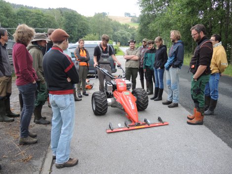 Einweisung in den Reform-Hydromäher (Foto: H. Schmidt)