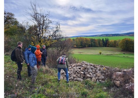 Menschen vor einem Steinrücken (Foto: Naturschutzstation OE)